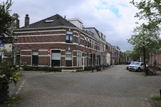 904177 Gezicht op de huizen Bekkerstraat 123 (links) -lager te Utrecht, met op de voorgrond de kruising met de Klaverstraat.